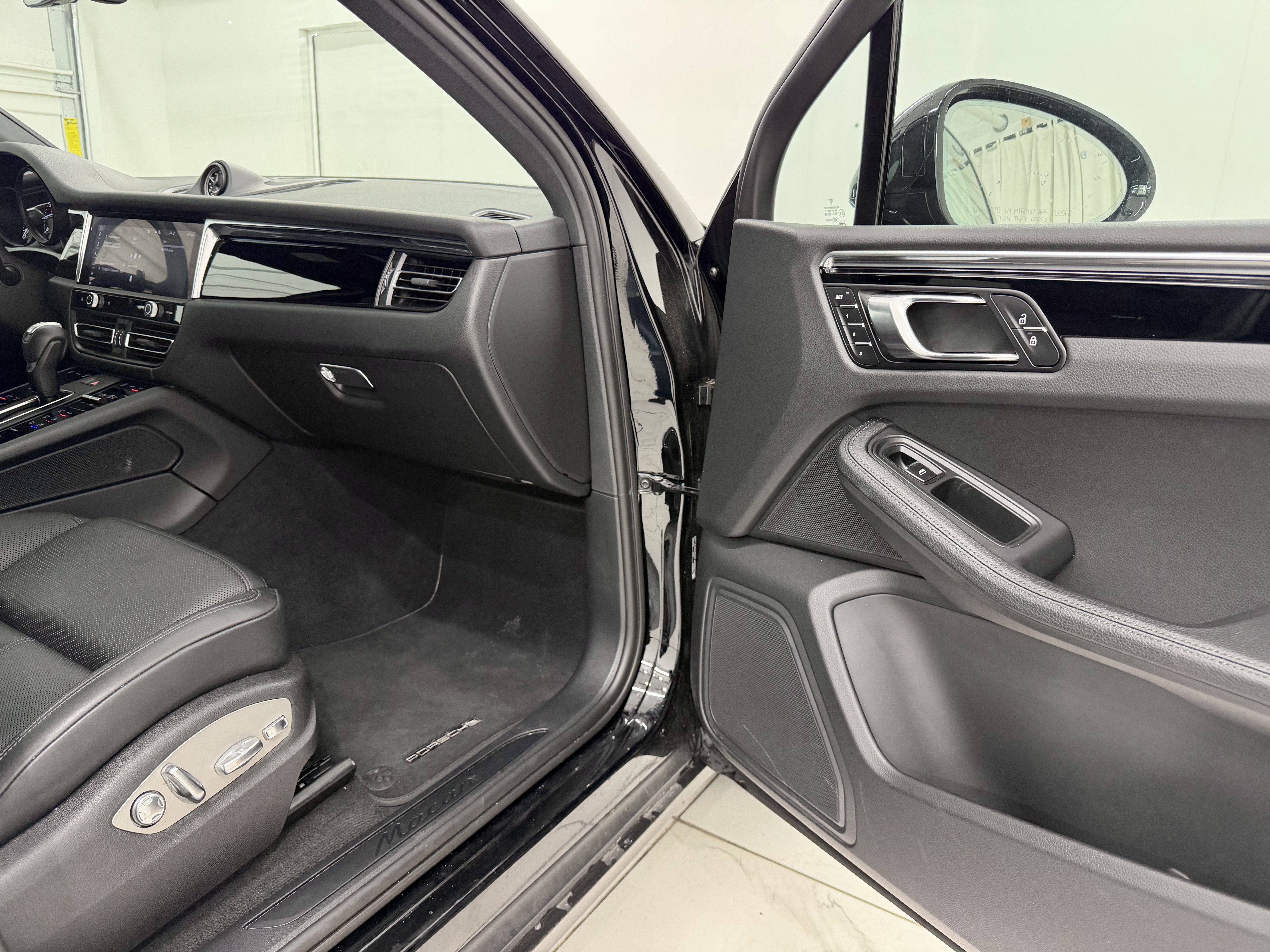 Certified 2025 Porsche Macan AWD/4WD image 22