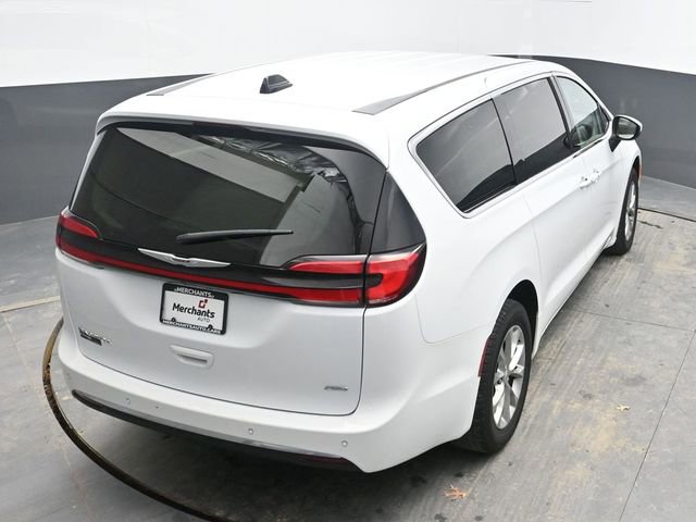 Used 2023 Chrysler Pacifica Touring-L image 24