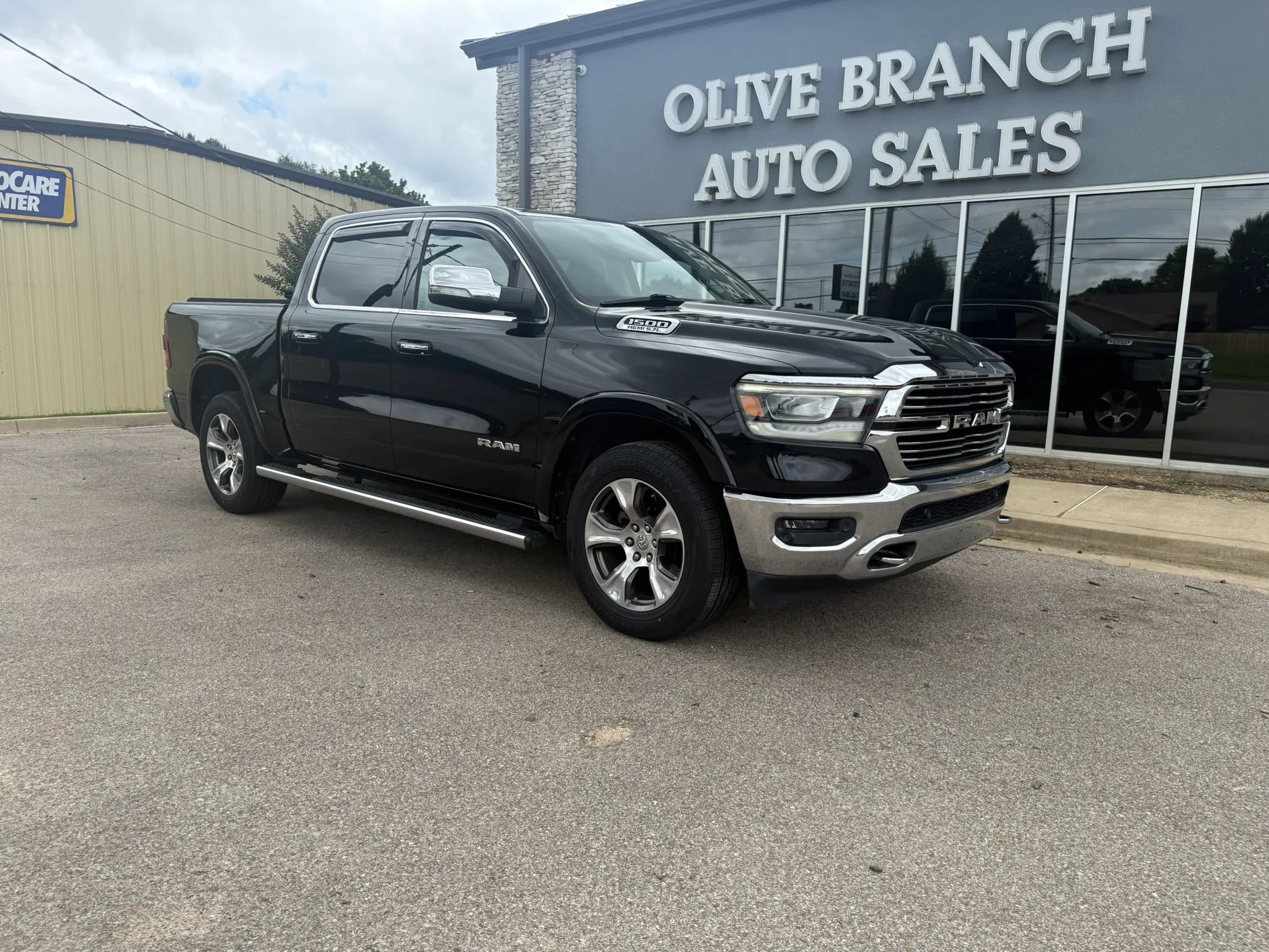 Used 2020 RAM 1500 Laramie AWD/4WD image 2