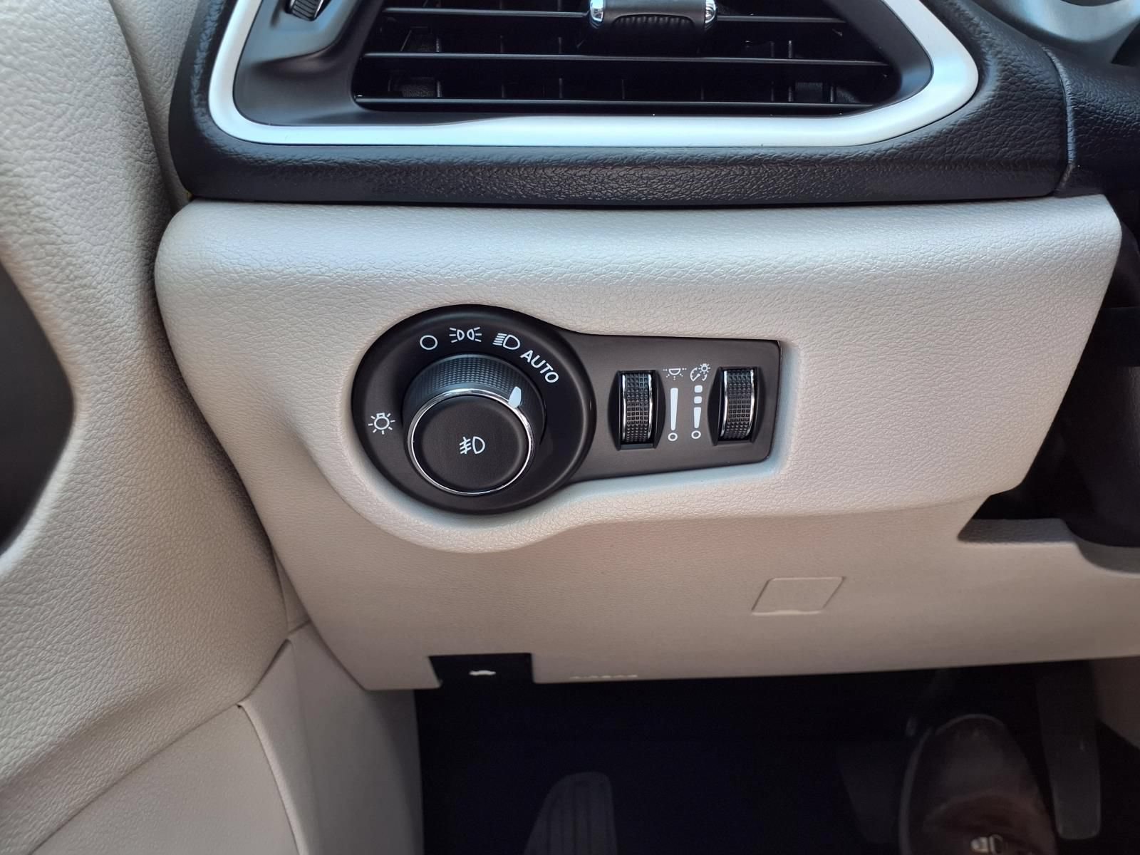 Used 2024 Chrysler Pacifica Touring-L FWD image 22