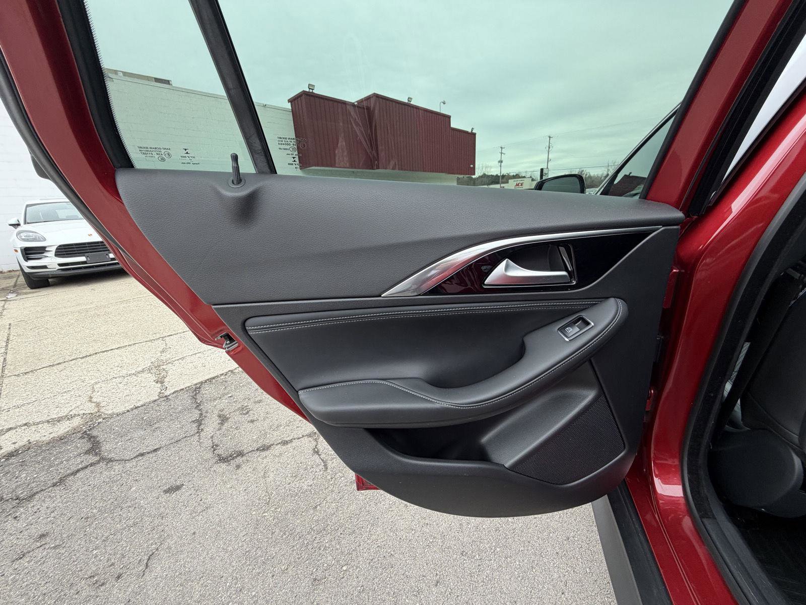 Used 2018 INFINITI QX30 AWD image 19
