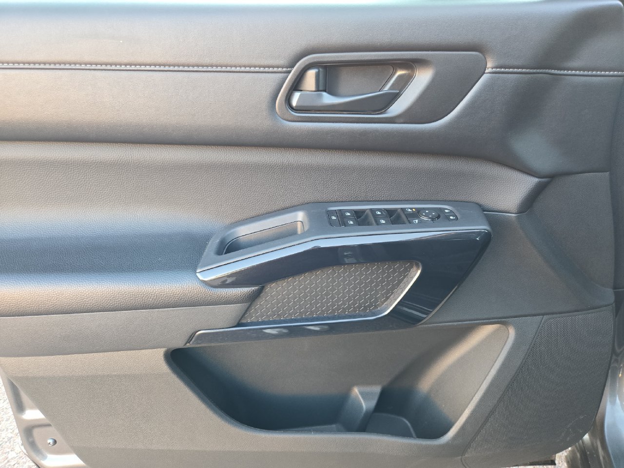 Certified 2025 Nissan Pathfinder SV FWD image 27