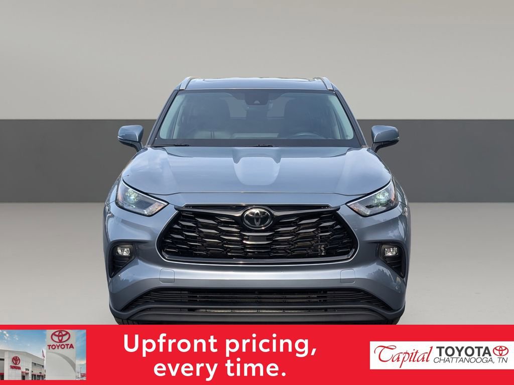 Used 2023 Toyota Highlander XLE FWD image 3