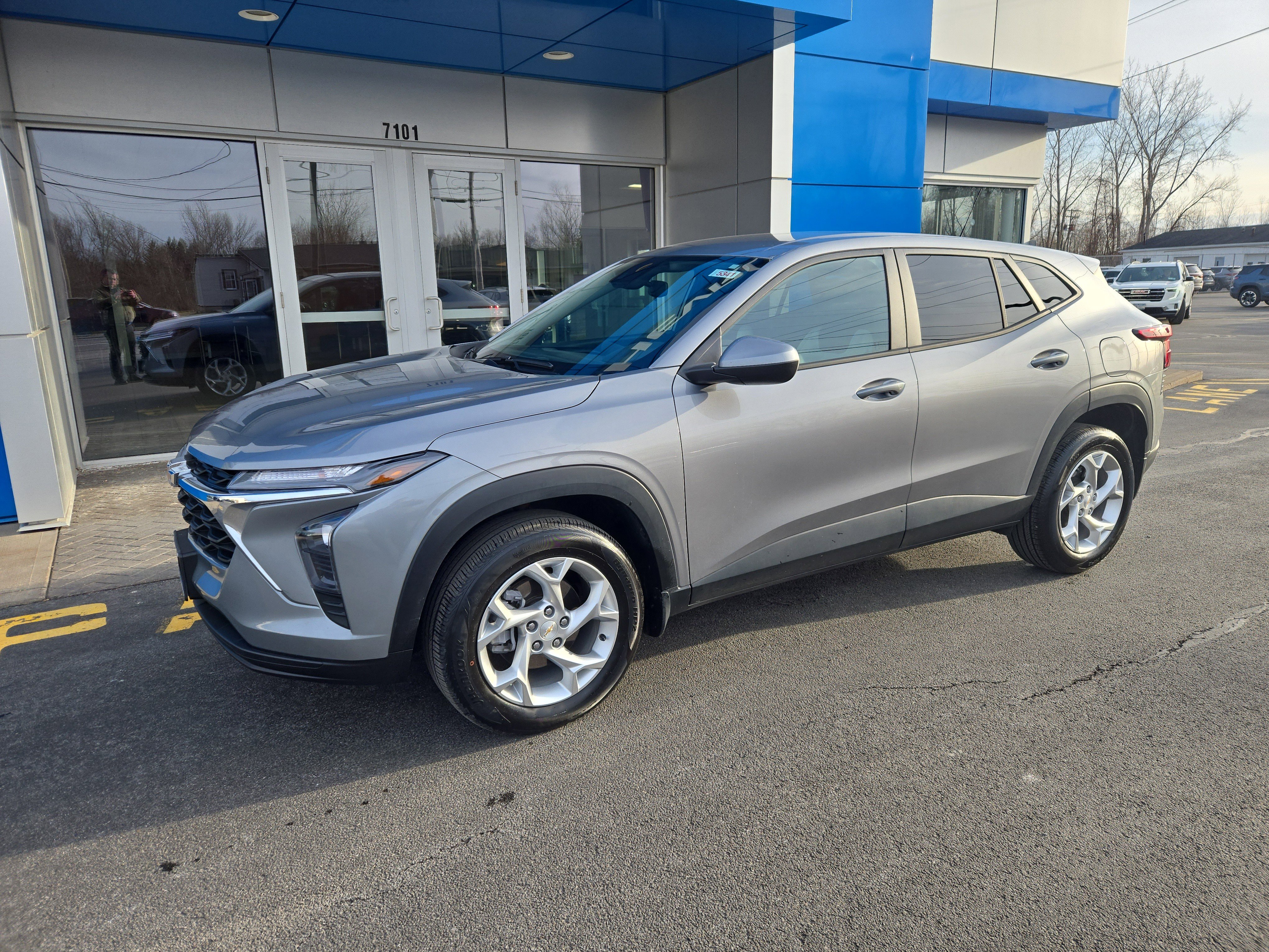 Used 2024 Chevrolet Trax LS w/ LS Convenience Package image 2