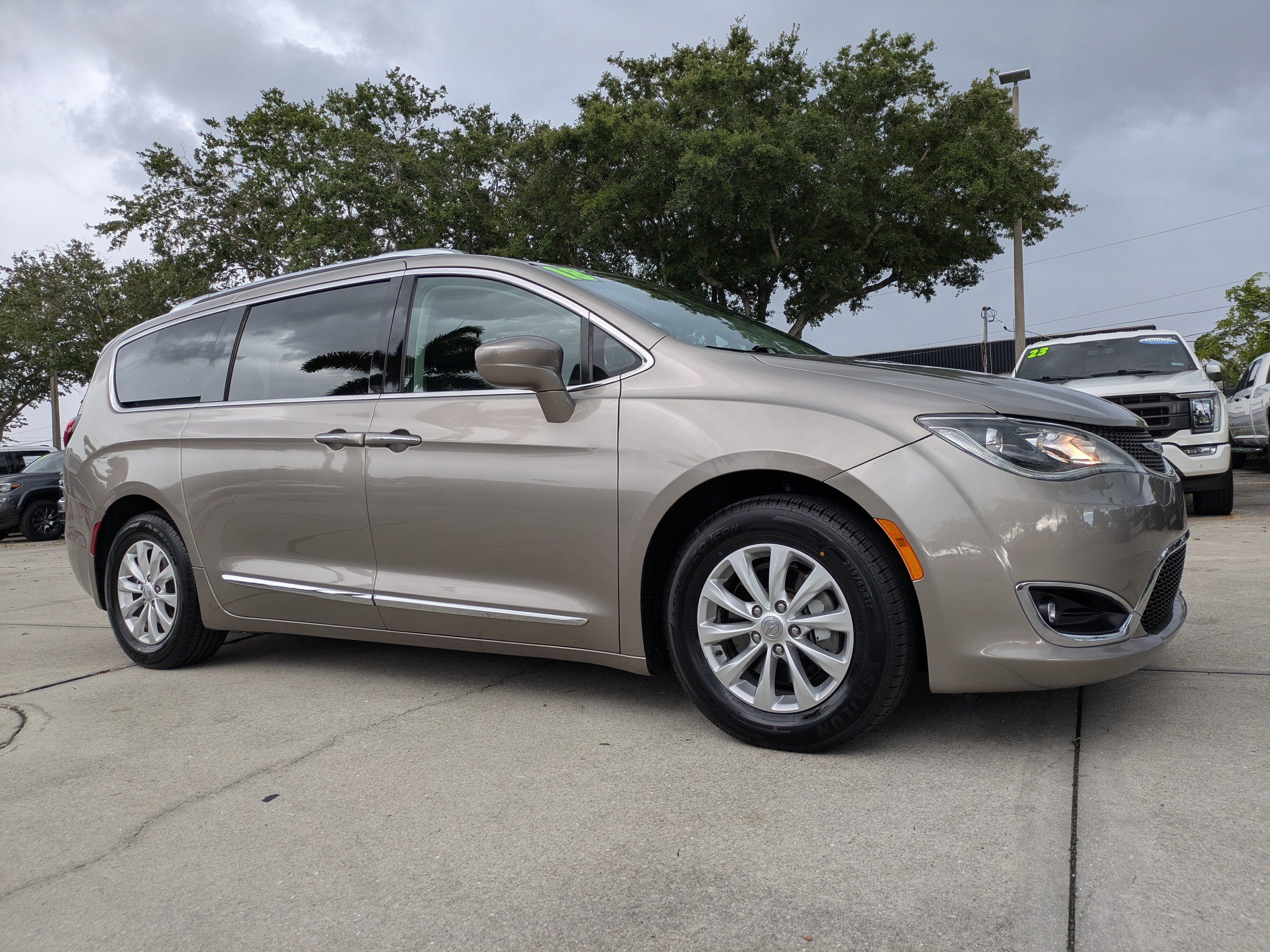 Used 2018 Chrysler Pacifica Touring-L FWD image 2