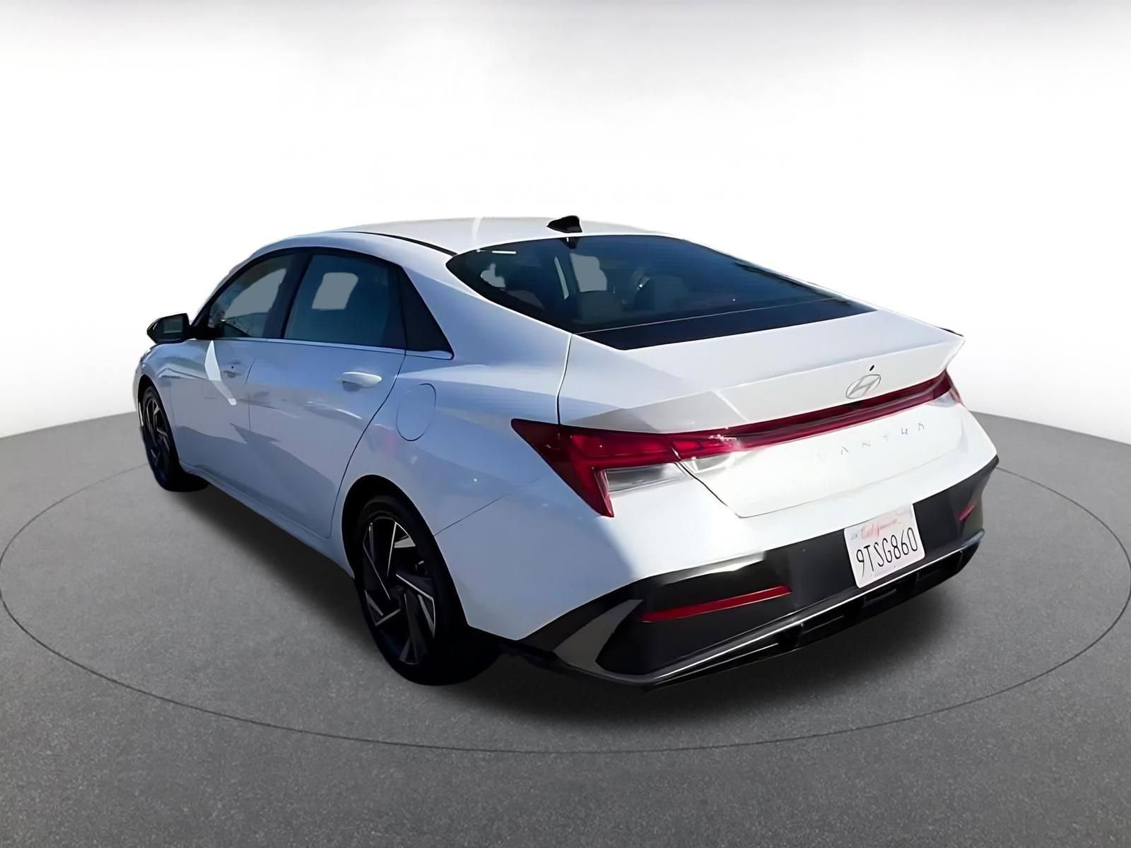 Used 2025 Hyundai Elantra SEL image 11