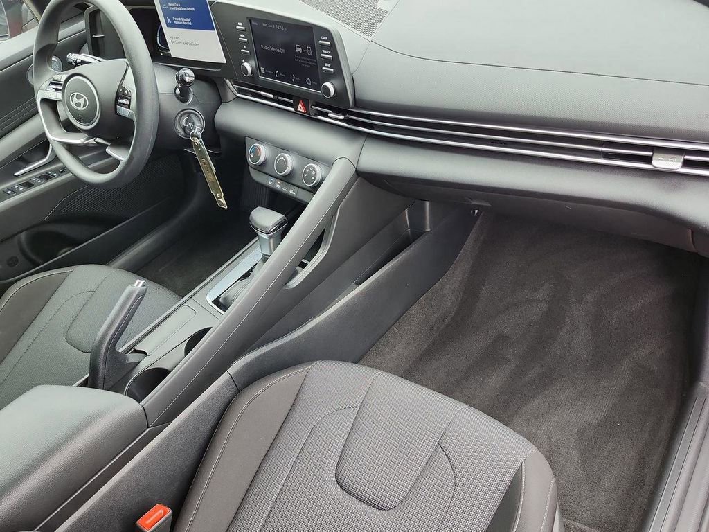 Certified 2024 Hyundai Elantra SE FWD image 14