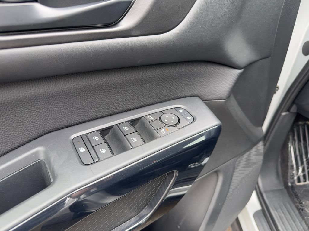 Used 2025 Nissan Pathfinder SV FWD image 11