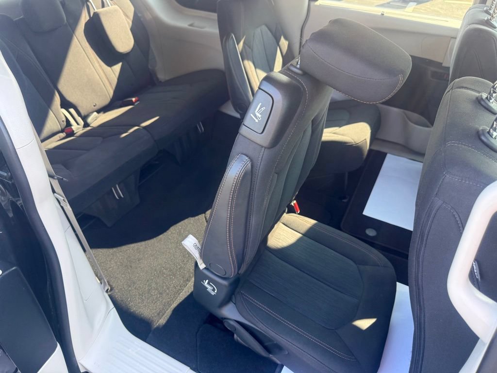 Used 2020 Chrysler Pacifica Touring w/ Advanced Safetytec Group FWD image 52