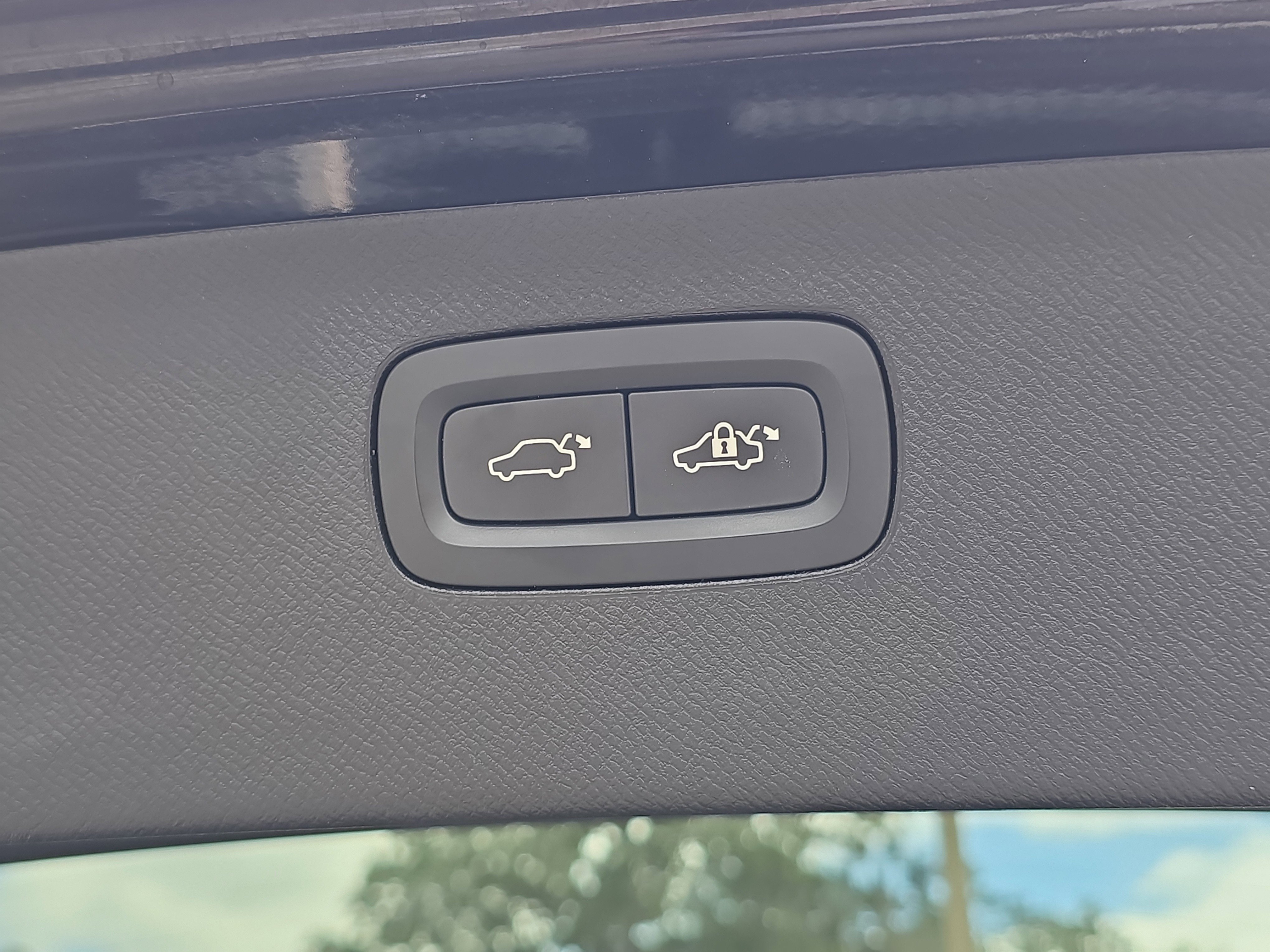 Used 2016 Volvo XC90 T8 R-Design w/ Vision Package image 10