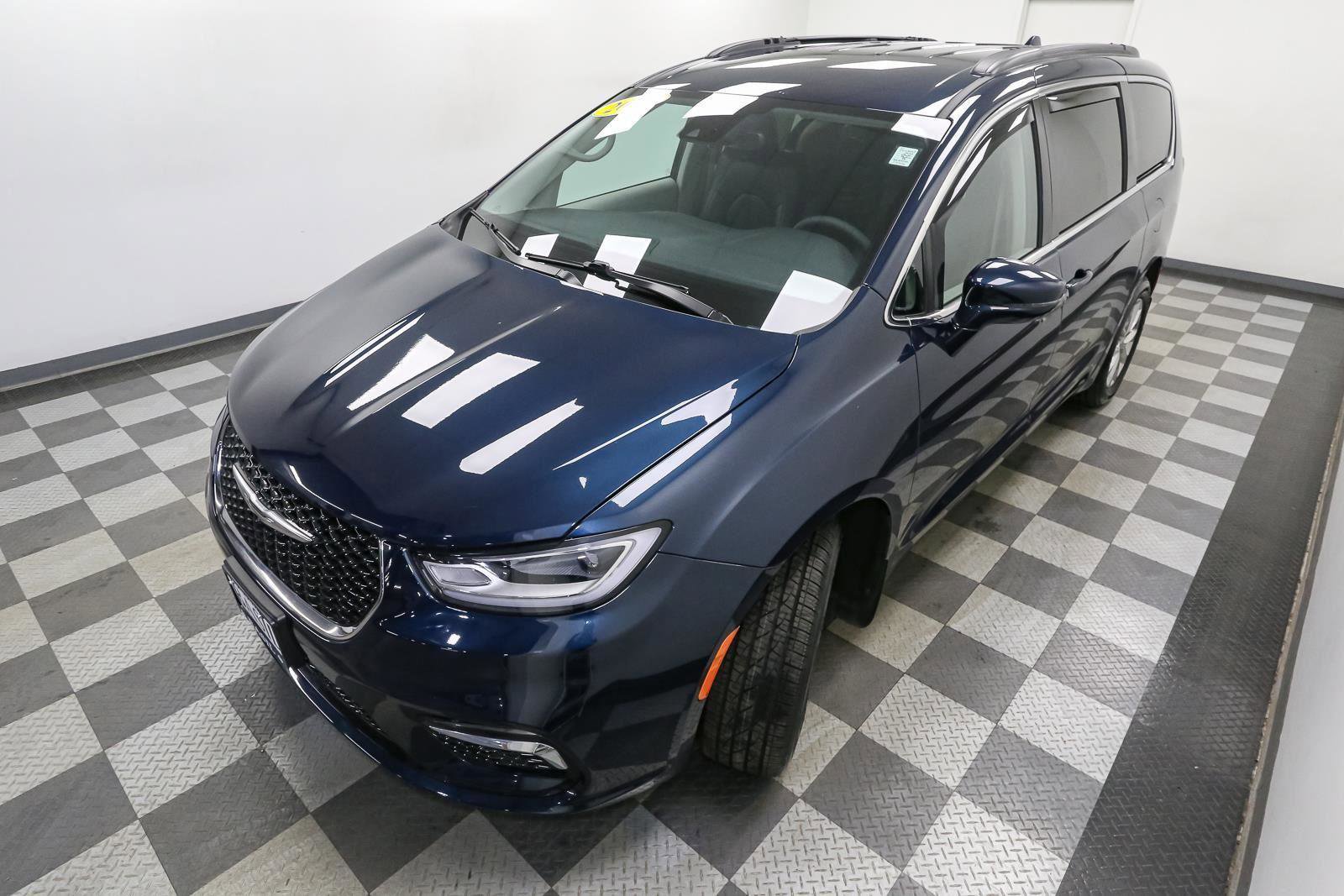 Used 2022 Chrysler Pacifica Touring-L image 6