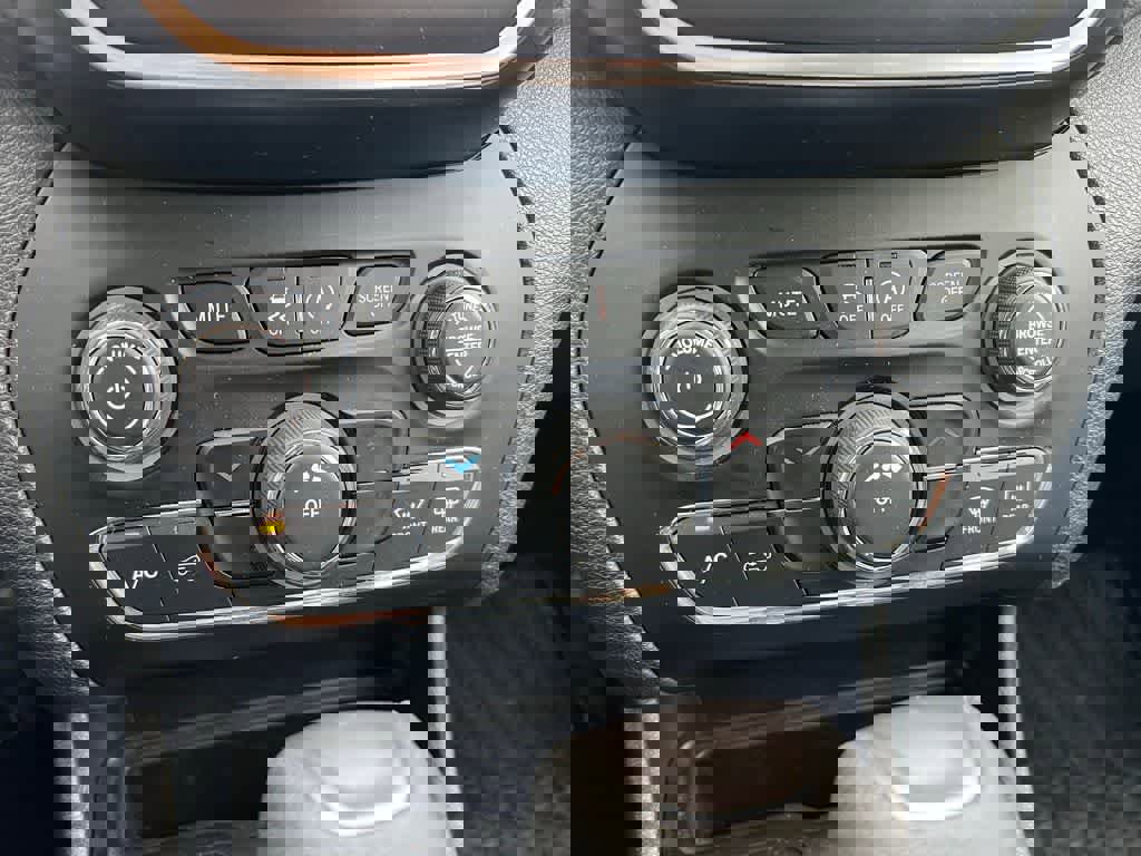 Used 2019 Jeep Cherokee Latitude w/ Cold Weather Group image 22