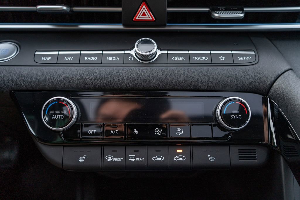 New 2025 Hyundai Elantra Limited image 31