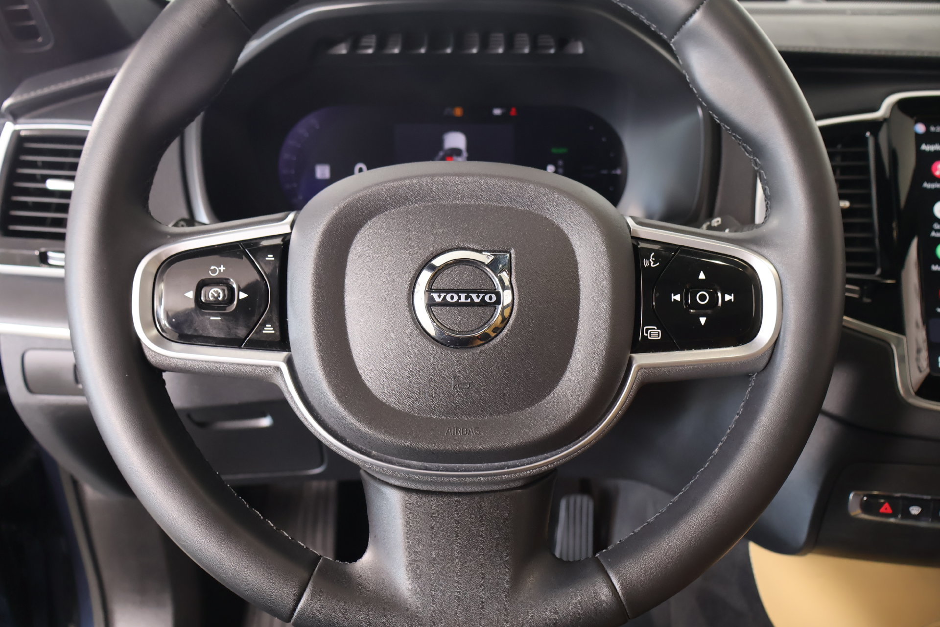 Used 2023 Volvo XC90 T8 Ultimate w/ Lounge Package AWD/4WD image 3