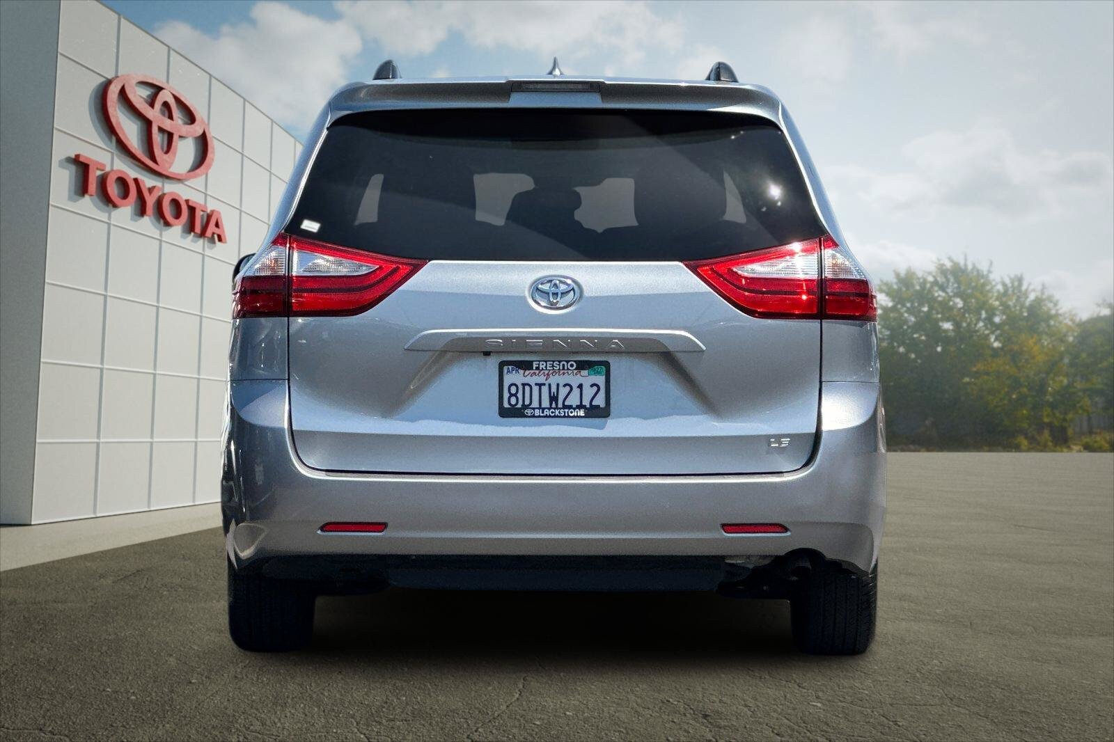 Certified 2018 Toyota Sienna LE FWD image 4