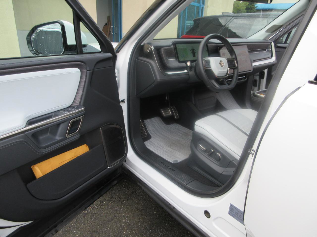 Used 2023 Rivian R1S Launch Edition image 6