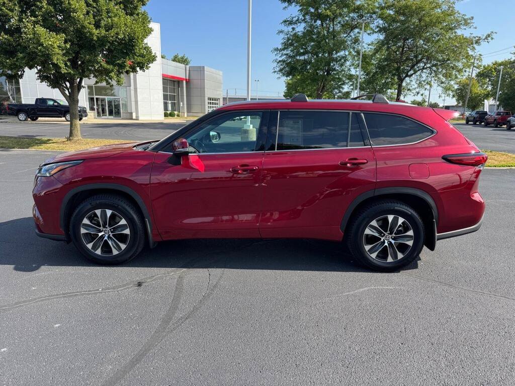 Certified 2020 Toyota Highlander XLE AWD/4WD image 2