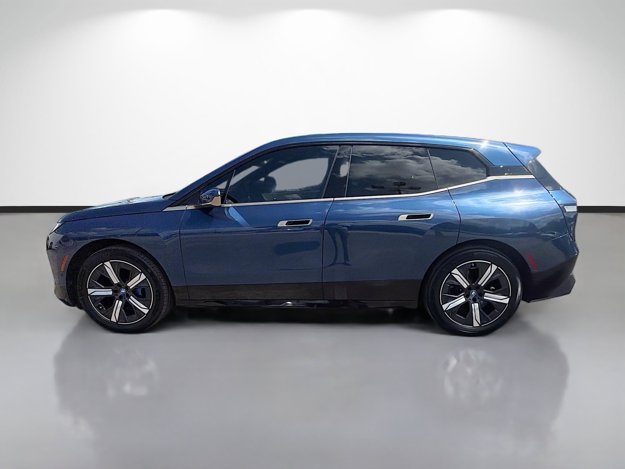 Used 2023 BMW iX xDrive50 w/ Sport Package AWD/4WD image 6