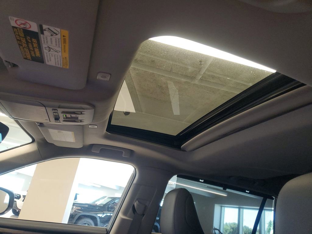 Used 2024 Toyota Highlander Limited image 19