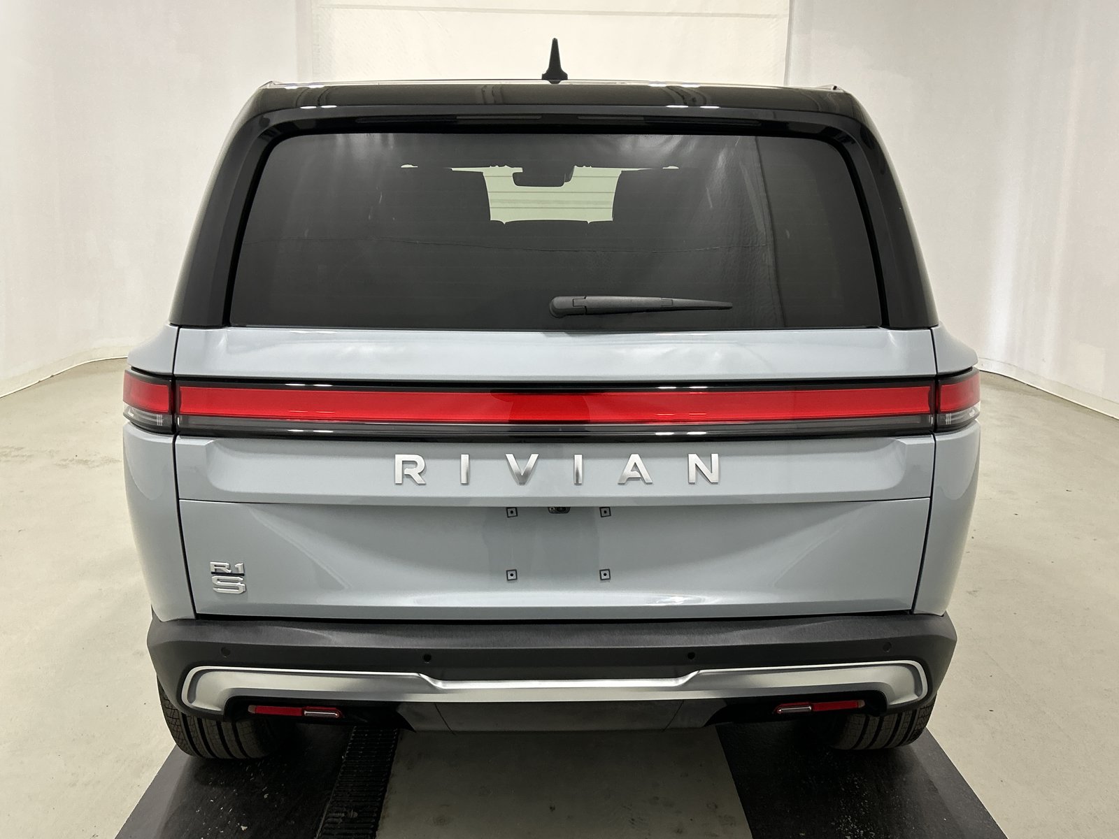 Used 2024 Rivian R1S Adventure AWD/4WD image 4