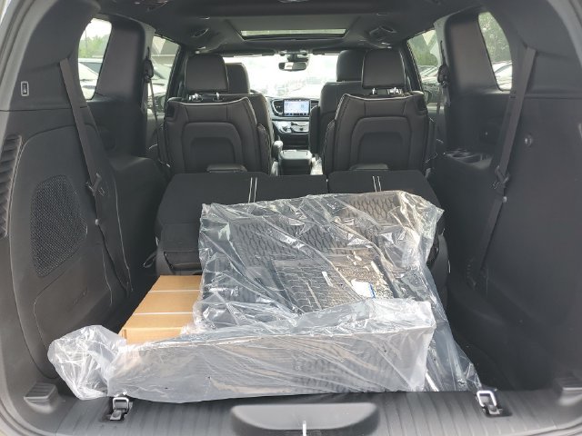 New 2027 Chrysler Pacifica Limited w/ Family Tech Group AWD/4WD image 8