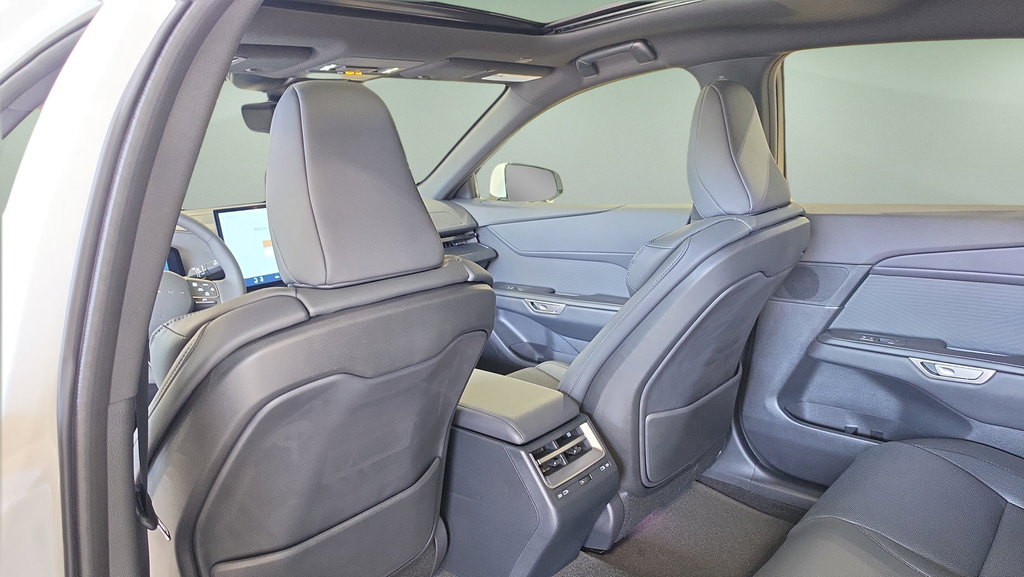 New 2026 Lexus ES 500e AWD/4WD image 17
