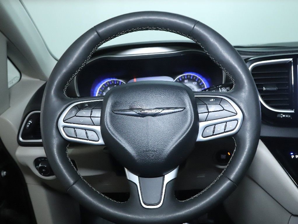 Used 2024 Chrysler Pacifica Touring-L image 21