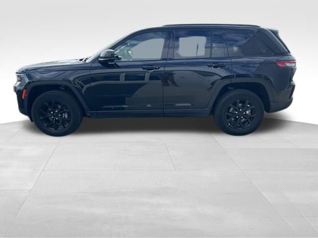 Used 2025 Jeep Grand Cherokee Altitude AWD/4WD image 9