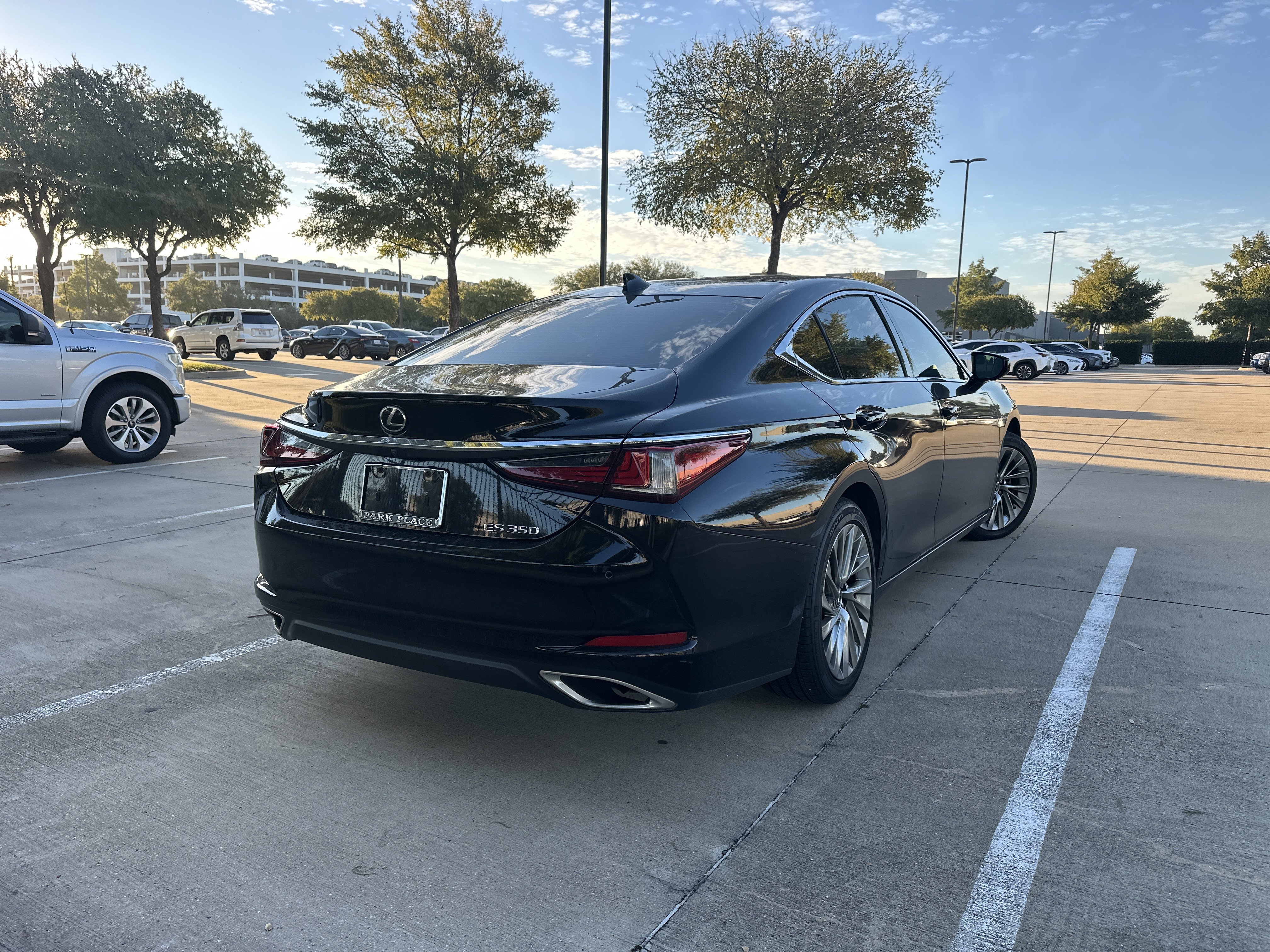 Used 2019 Lexus ES 350 Ultra Luxury w/ Accessory Package FWD image 2