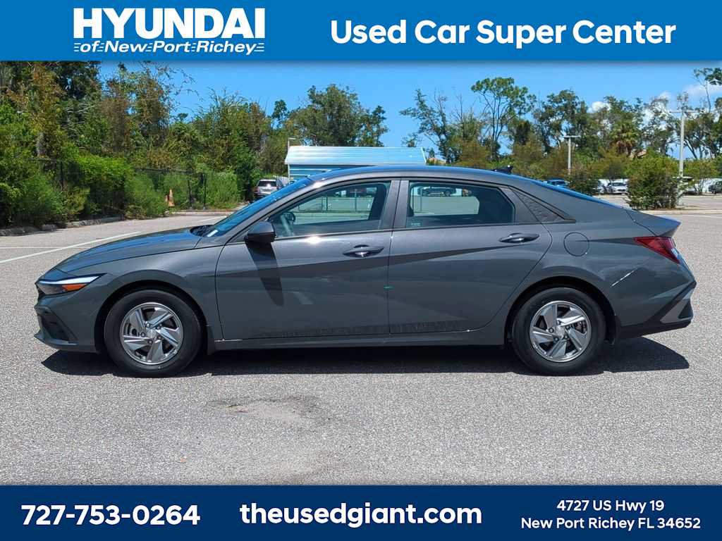 Used 2025 Hyundai Elantra SE FWD image 2