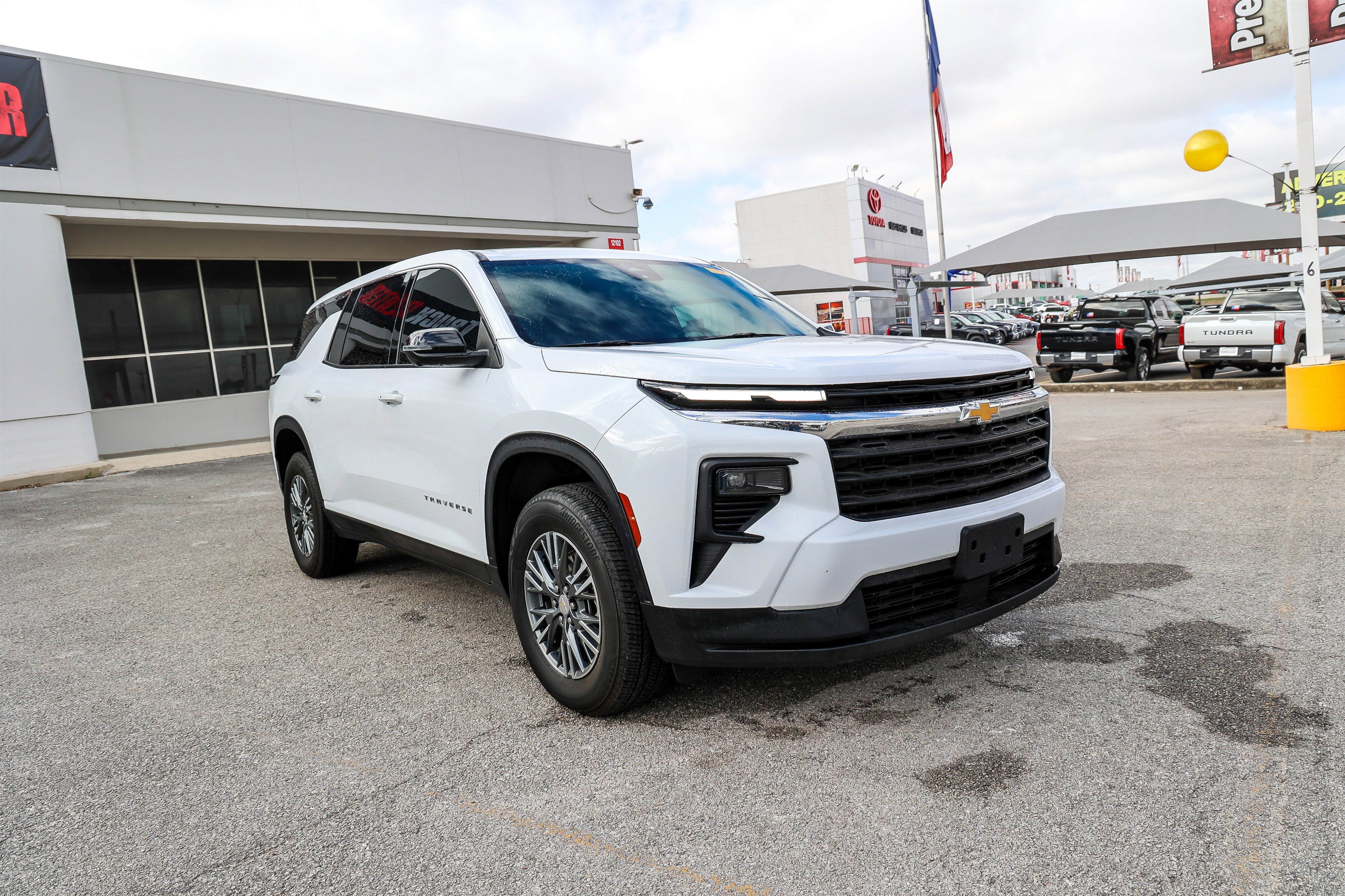 Used 2024 Chevrolet Traverse LS image 5