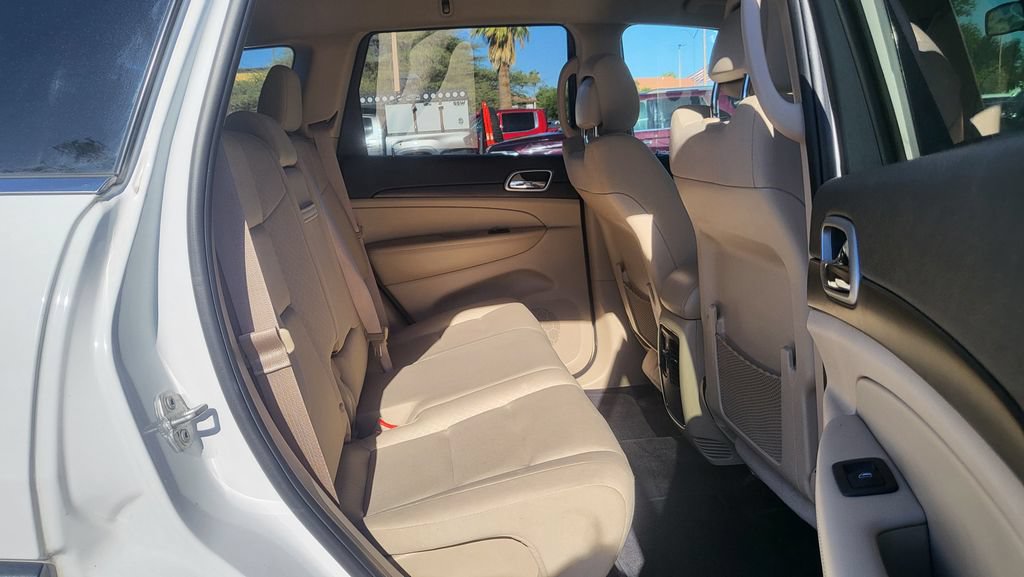 Used 2018 Jeep Grand Cherokee Laredo AWD/4WD image 20