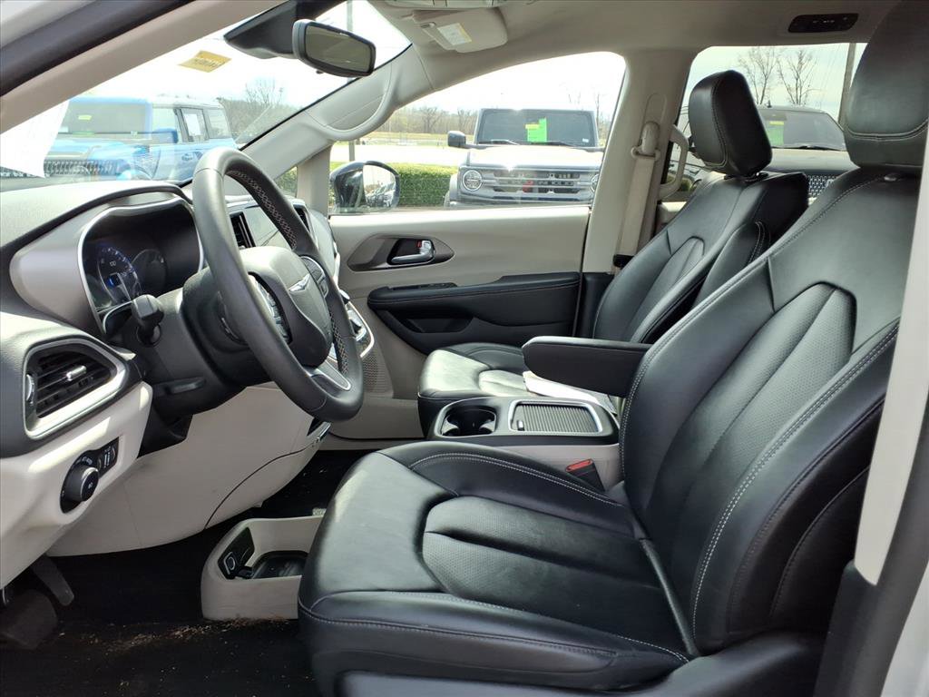 Used 2024 Chrysler Pacifica Touring-L image 26