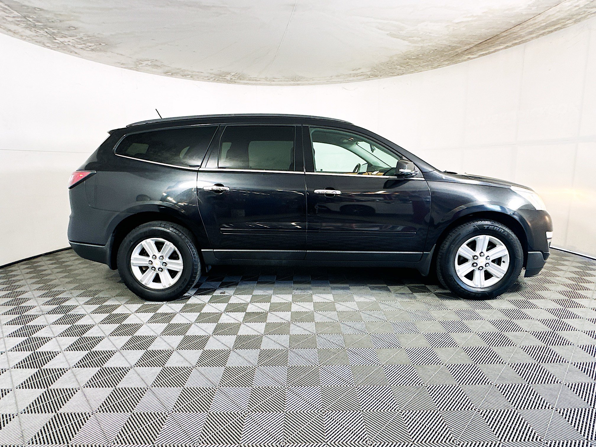 Used 2013 Chevrolet Traverse LT FWD image 2
