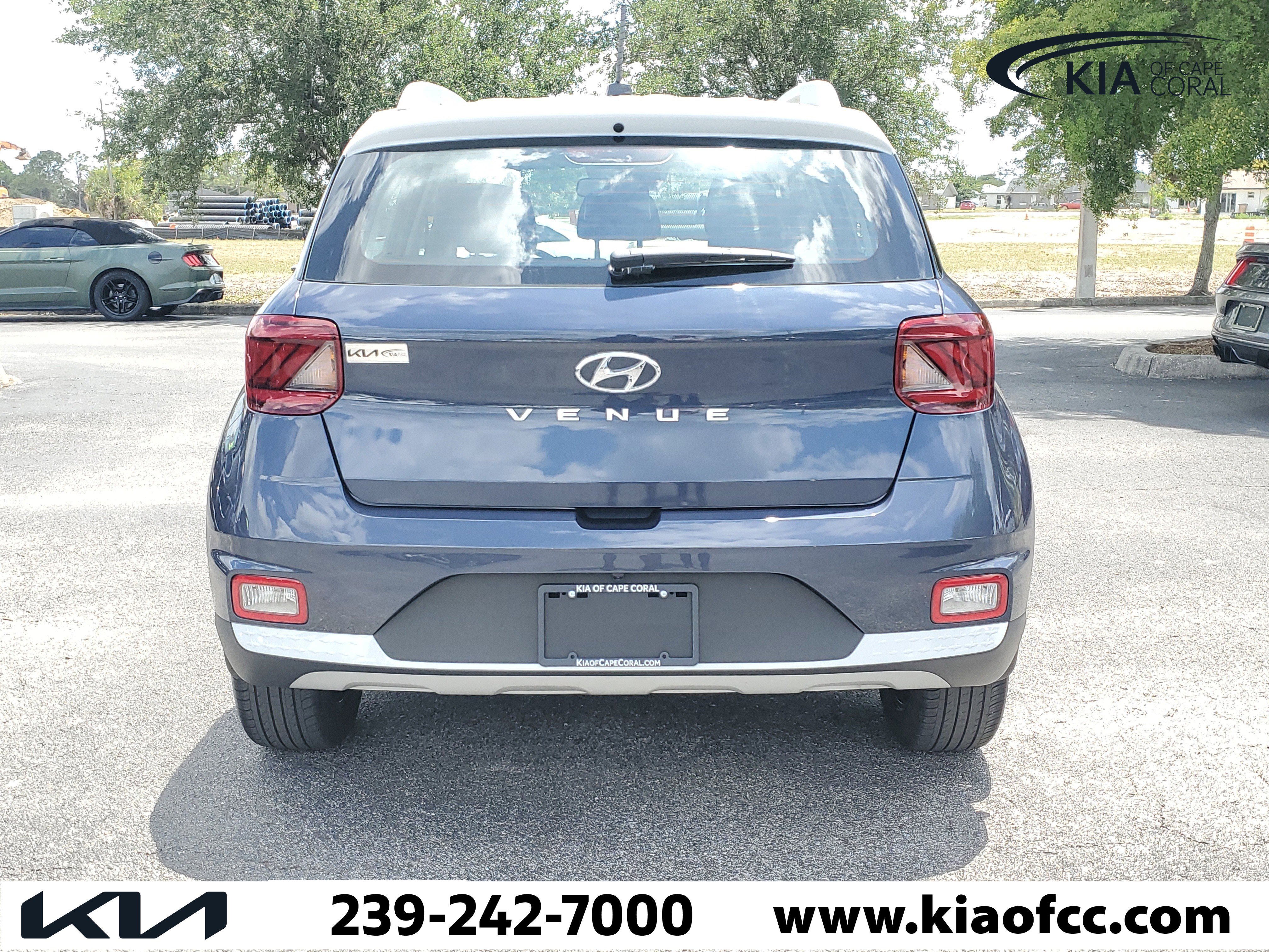 Used 2023 Hyundai Venue Limited w/ Cargo Package FWD image 5