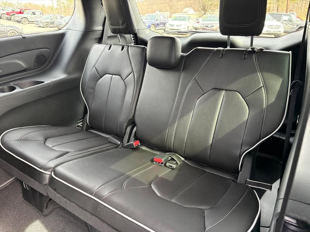New 2026 Chrysler Pacifica Limited w/ Uconnect Theater Family Group image 19