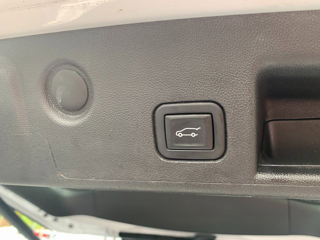 Used 2023 Chevrolet Equinox Premier image 16