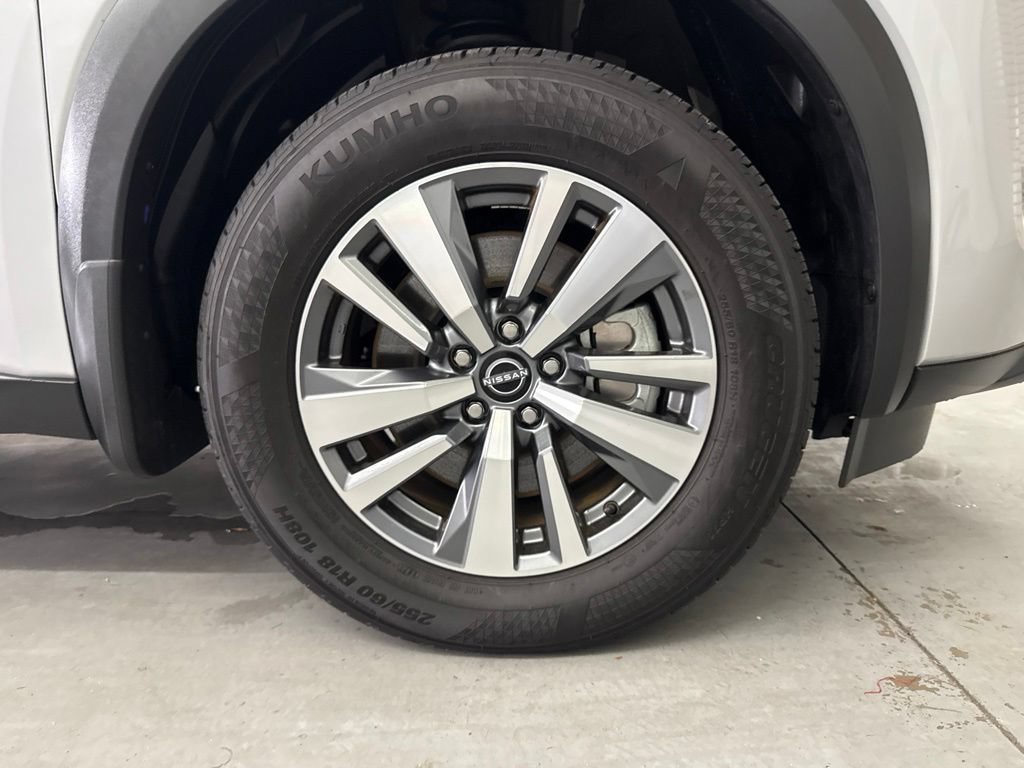 Used 2025 Nissan Pathfinder SL w/ Black Appearance Package FWD image 26