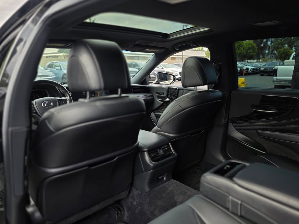 Used 2021 Lexus LS 500 w/ Accessory Package (Z1) RWD image 15