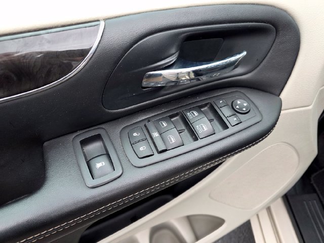 Used 2014 Chrysler Town & Country Touring FWD image 17