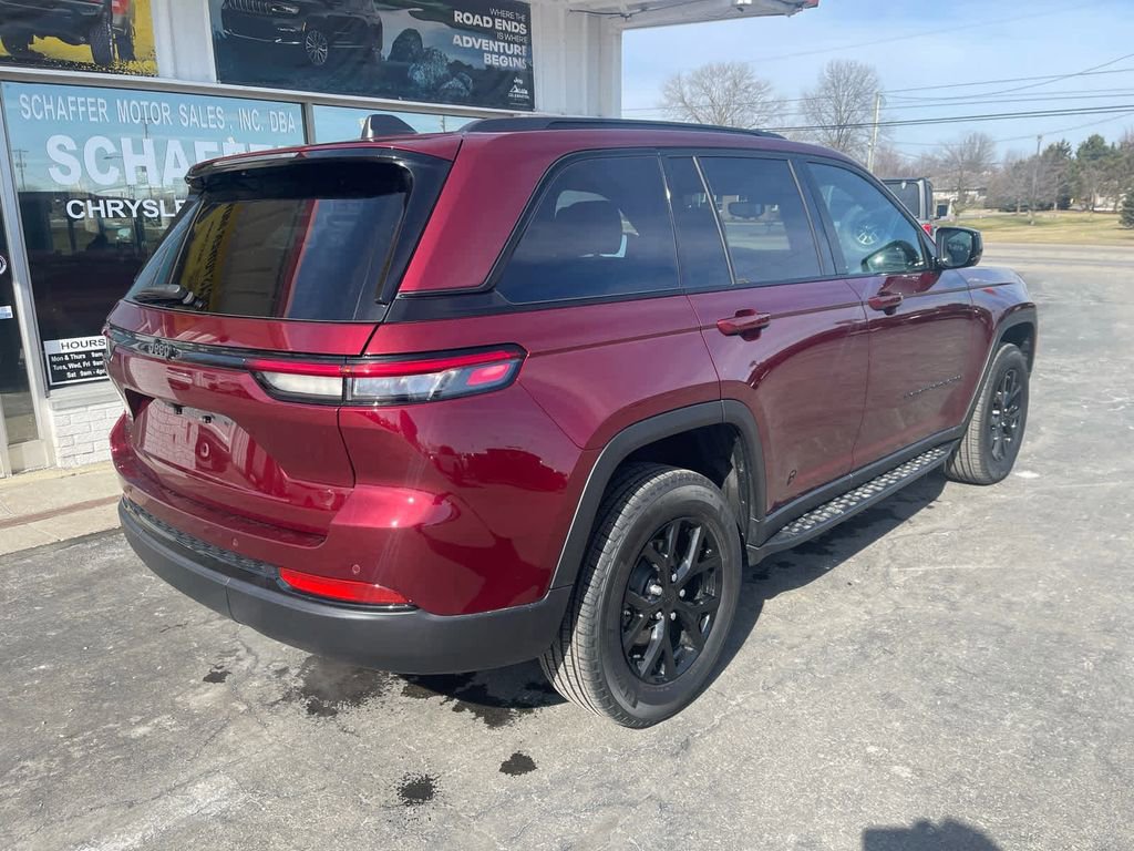 Used 2024 Jeep Grand Cherokee Altitude image 3