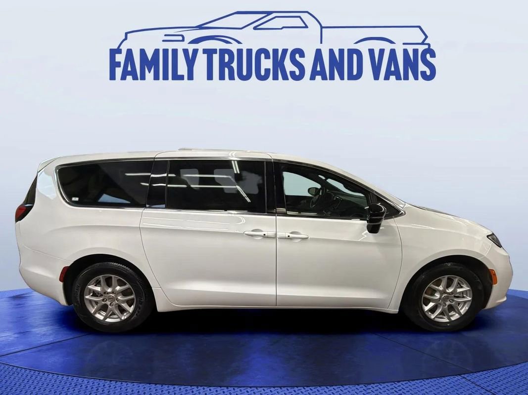 Used 2024 Chrysler Pacifica Touring image 6