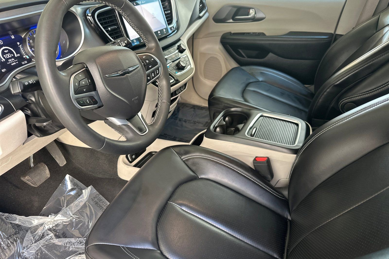 Used 2023 Chrysler Pacifica Touring-L image 10