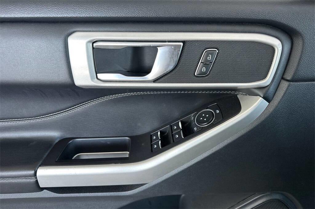 Used 2022 Ford Explorer XLT image 11