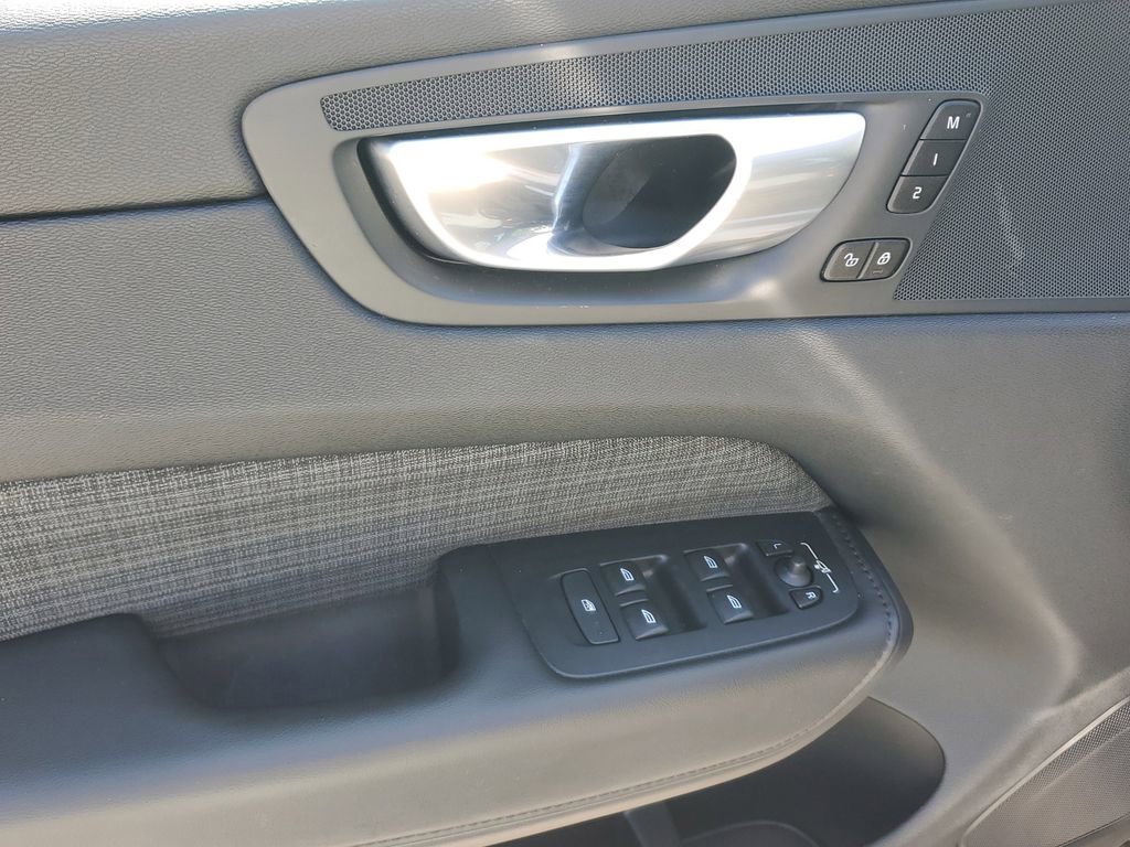 Used 2024 Volvo XC60 B5 Core image 24