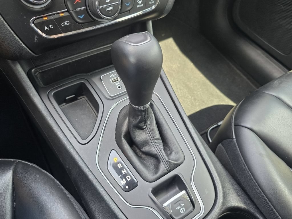 Used 2019 Jeep Cherokee Latitude Plus w/ Comfort/Convenience Group FWD image 26