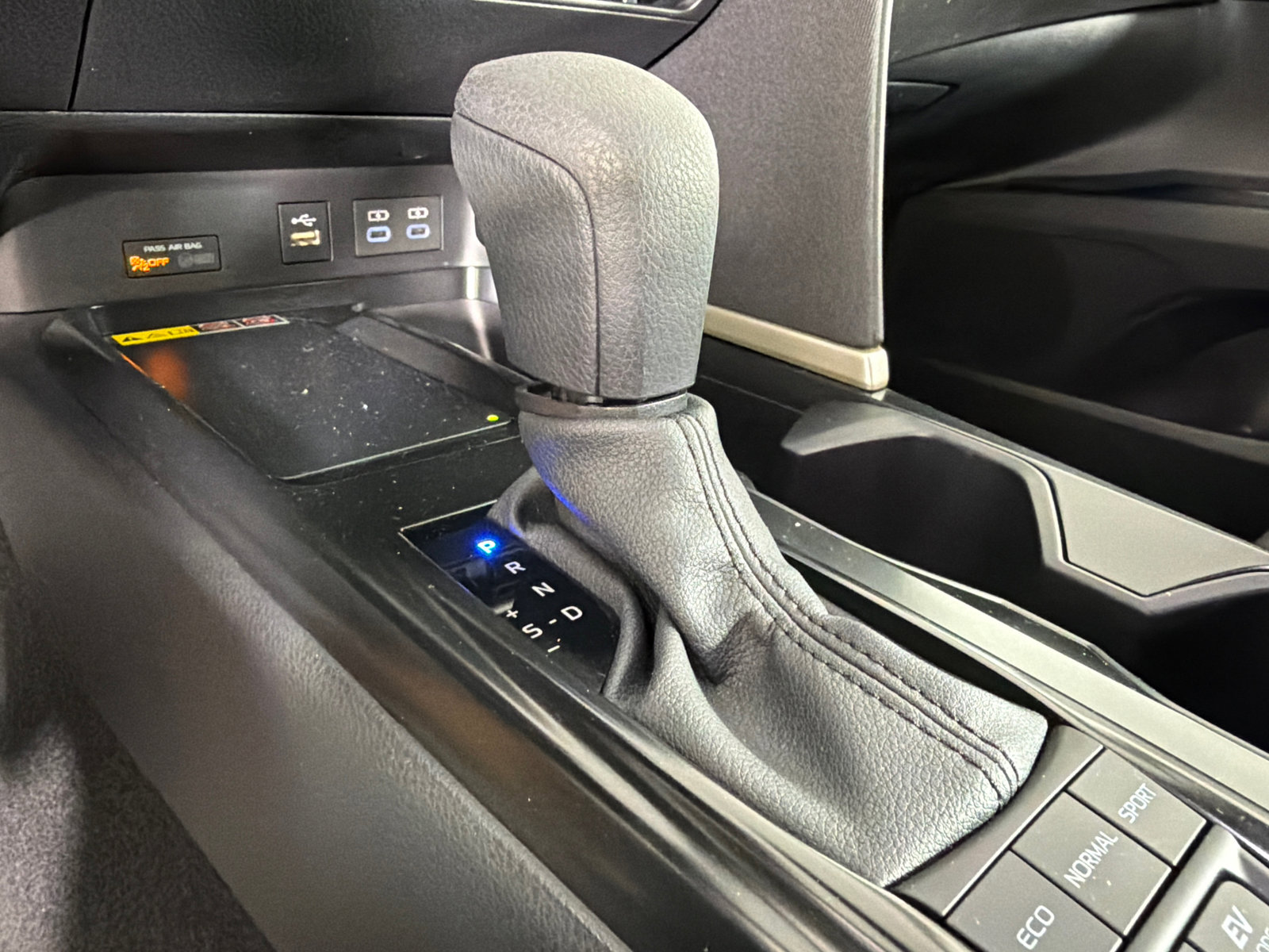 Used 2025 Toyota Camry LE w/ Convenience Package FWD image 30