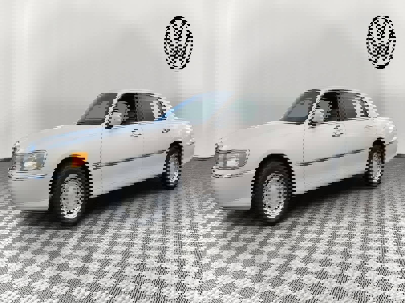 Used 2001 Lincoln Town Car Executive image 2