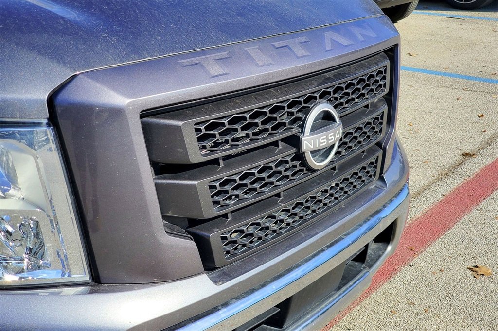 Used 2023 Nissan Titan SV image 3