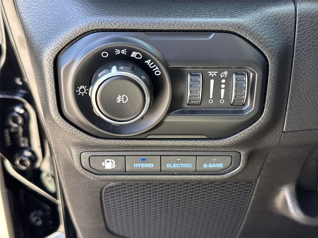 Used 2021 Jeep Wrangler Unlimited Sahara w/ Cold Weather Group image 17